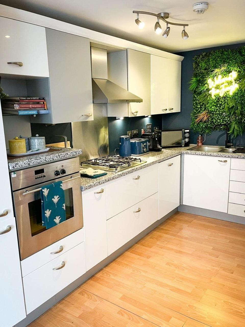 Jungle Escape, City Apartment With Parking & Terrace Честър Екстериор снимка