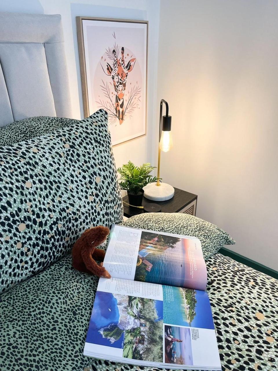 Jungle Escape, City Apartment With Parking & Terrace Честър Екстериор снимка
