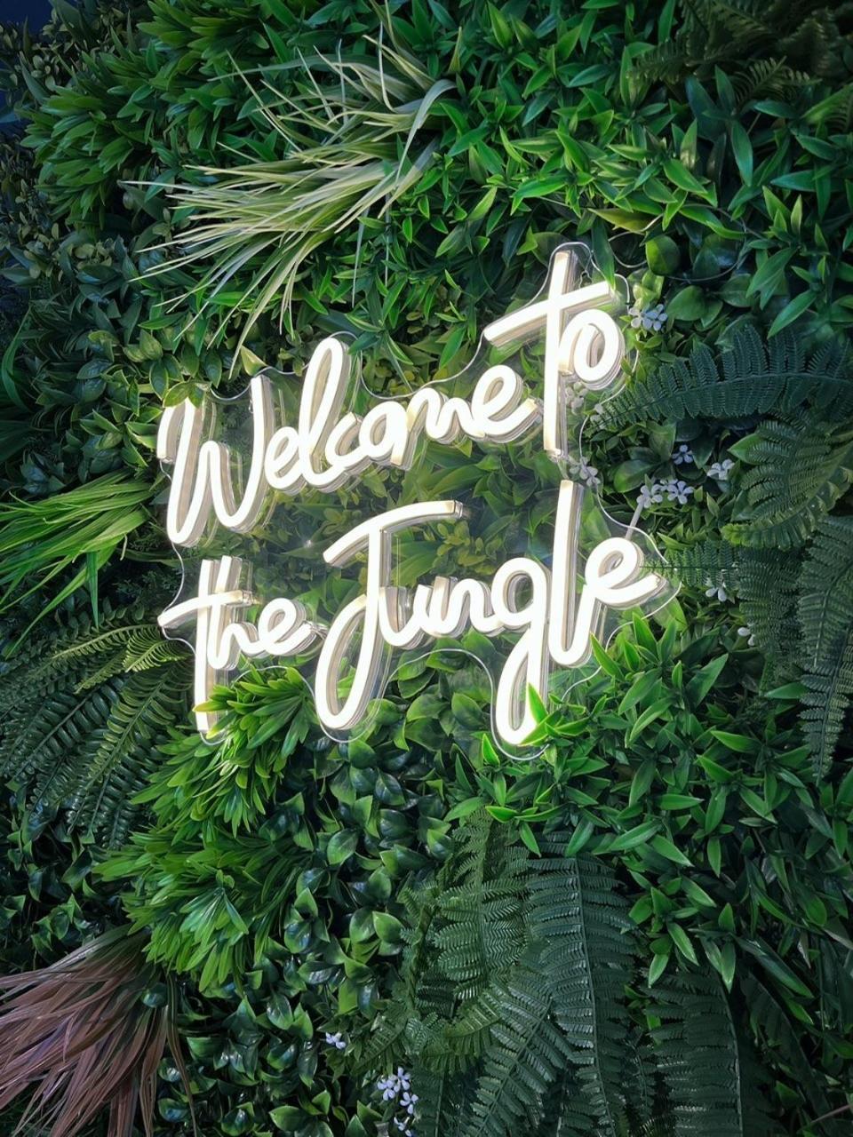 Jungle Escape, City Apartment With Parking & Terrace Честър Екстериор снимка